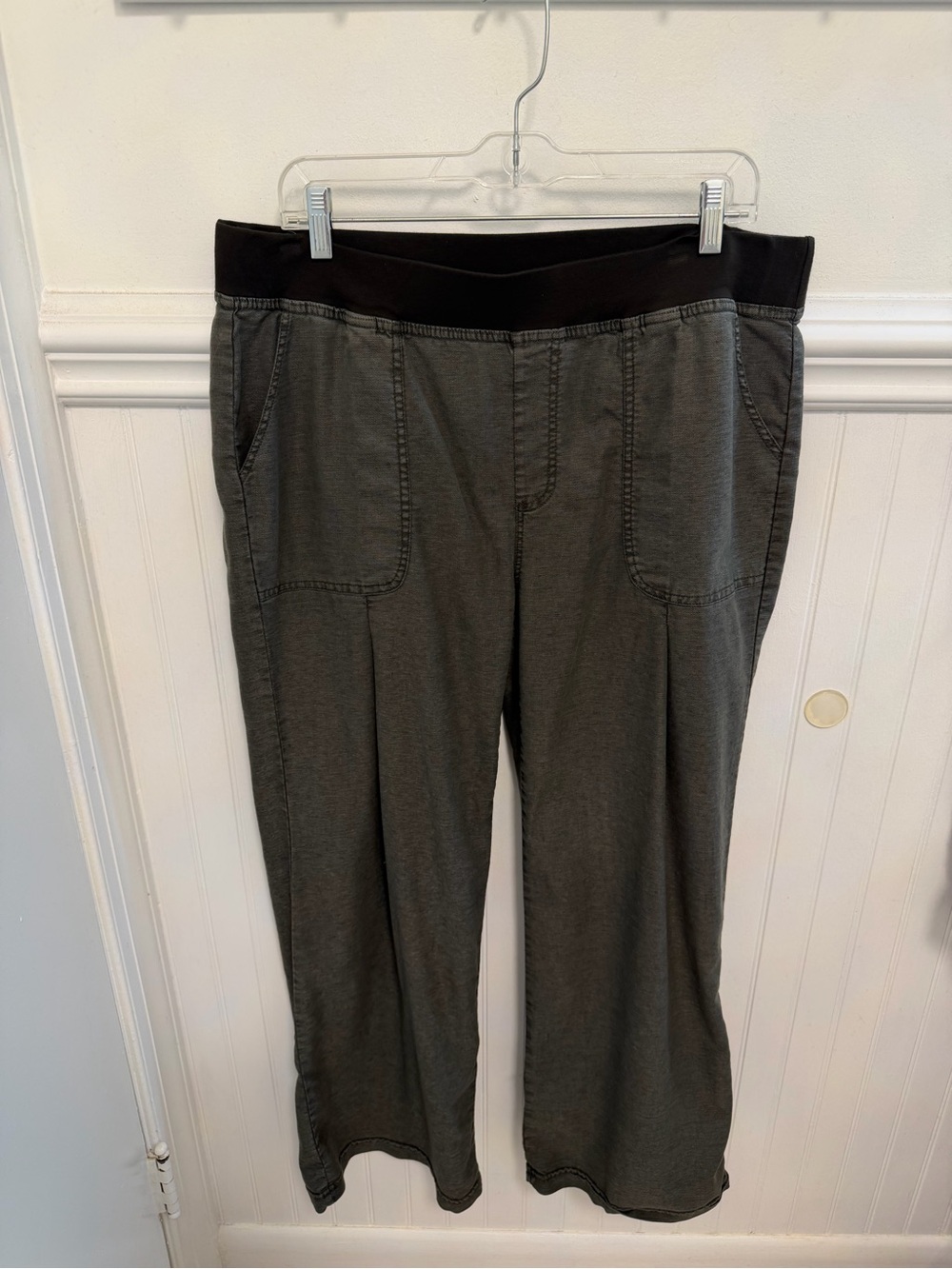 Wide-Leg Pull-On Pants in Olive Green with Dark Green Waistband